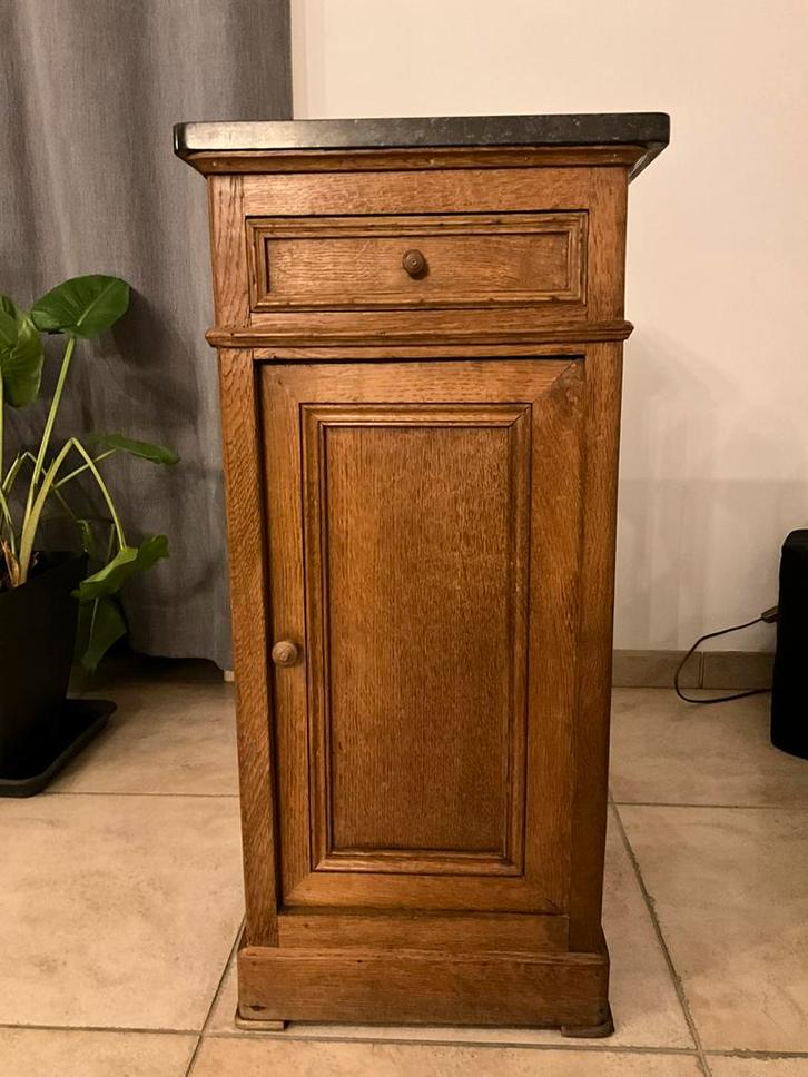 Table de chevet en chêne avec plateau en marbre, Maison & Meubles, Chambre à coucher | Tables de chevet, Utilisé, Enlèvement