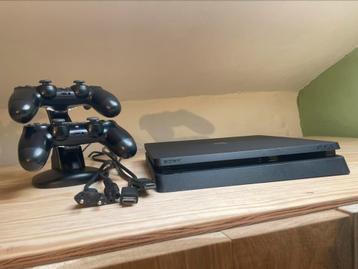 Playstation 4 met 2 controllers beschikbaar voor biedingen