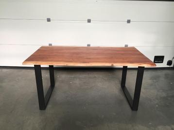 (123) Boomstam massieve tafel als nieuw beschikbaar voor biedingen