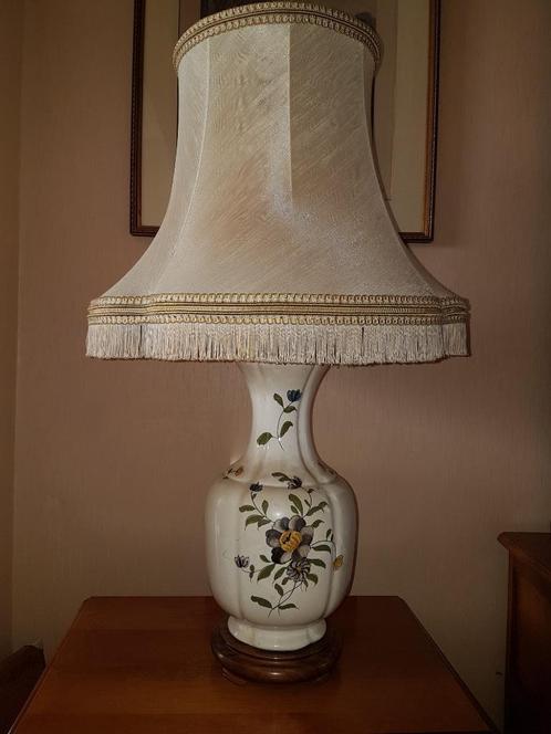 Grote woonkamerlamp of bureaulamp met houten voet en keramis, Huis en Inrichting, Lampen | Lampenkappen, Gebruikt, 50 cm of meer