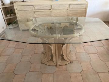 Eettafel in rotan met glazen blad beschikbaar voor biedingen