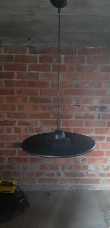 Ronde, zwarte hanglamp beschikbaar voor biedingen
