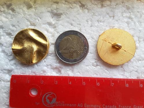 27 mm gouden knoop met verfrommeld patroon, schacht B279D, Hobby en Vrije tijd, Naaien en Fournituren, Nieuw, Knoop of Knopen