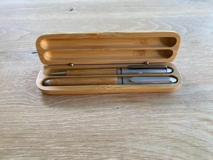 Pennenset in bamboe opbergdoosje – Nieuw!, Verzamelen, Pennenverzamelingen, Nieuw, Balpen, Met doosje, Ophalen of Verzenden
