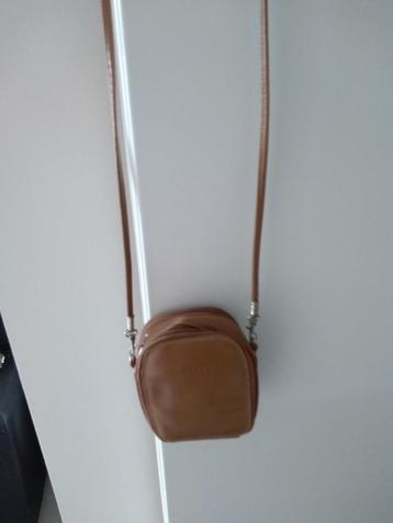 Camelkleurig lederen handtasje/portemonnaie (David Jones), Handtassen en Accessoires, Tassen | Damestassen, Ophalen of Verzenden