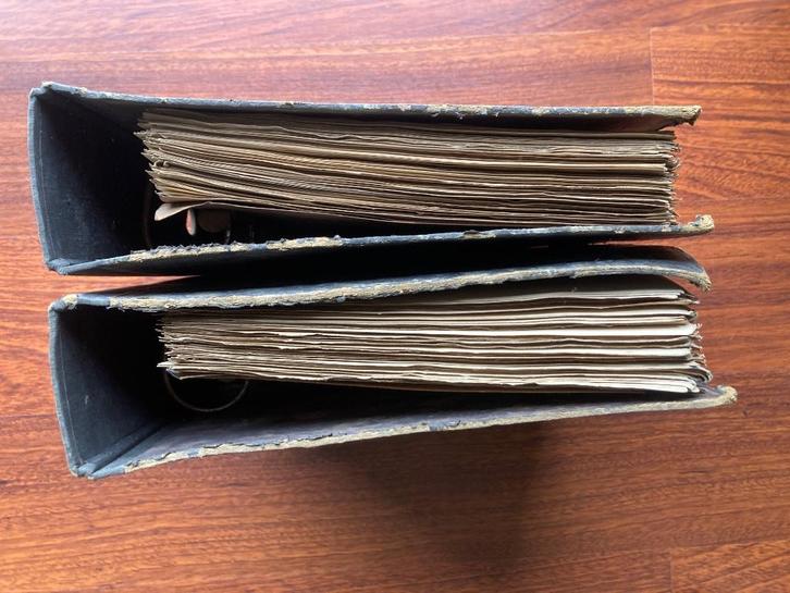 2 Oude klasseurs zolderopruiming!!!!, Postzegels en Munten, Postzegels | Volle albums en Verzamelingen, Ophalen of Verzenden