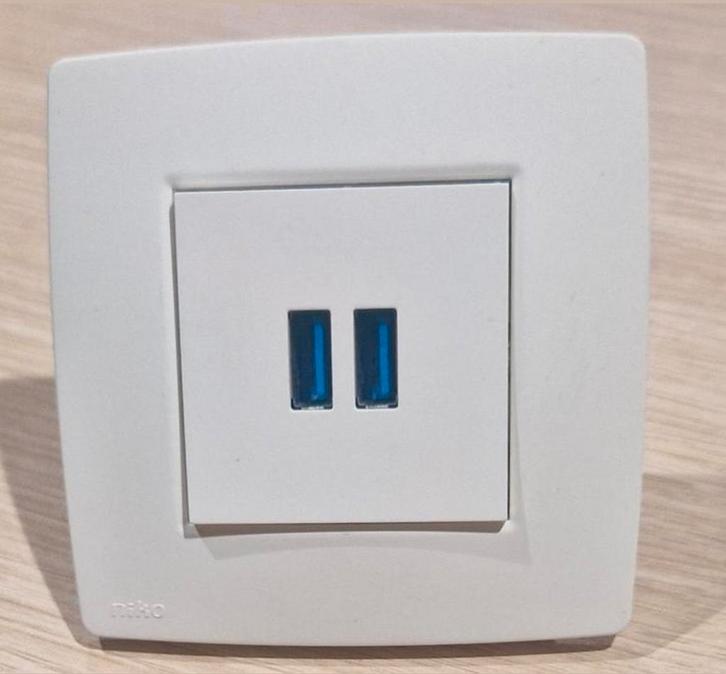 niko prise double usb avec enjoliveur blanc, Doe-het-zelf en Bouw, Elektriciteit en Kabels, Ophalen