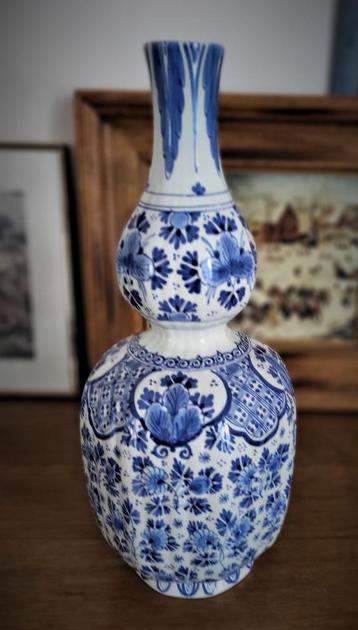 Vase bouteille royal Delft disponible aux enchères