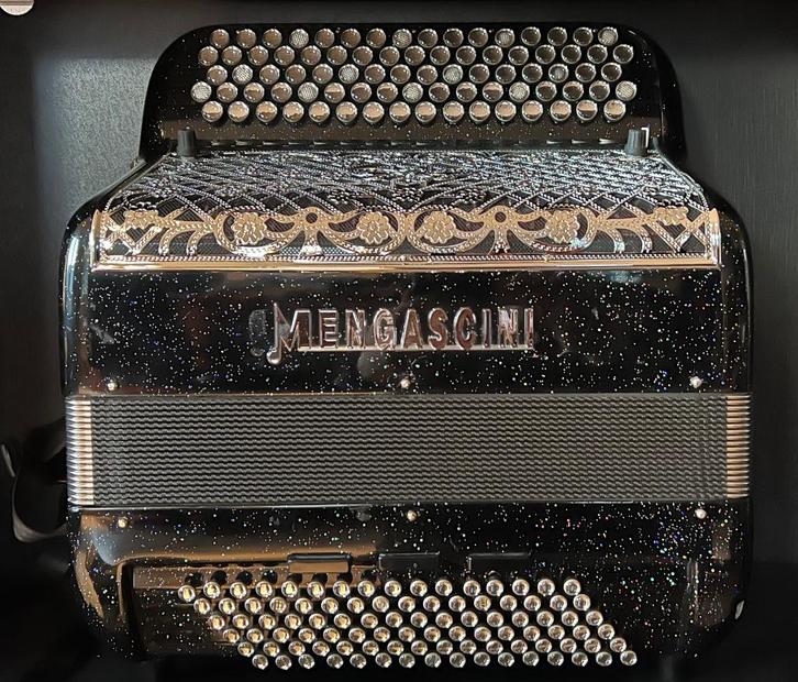 Mengascini F20 96 bas, Musique & Instruments, Accordéons, Utilisé, Accordéon à boutons, 96 basses, Autres marques, Avec bretelles