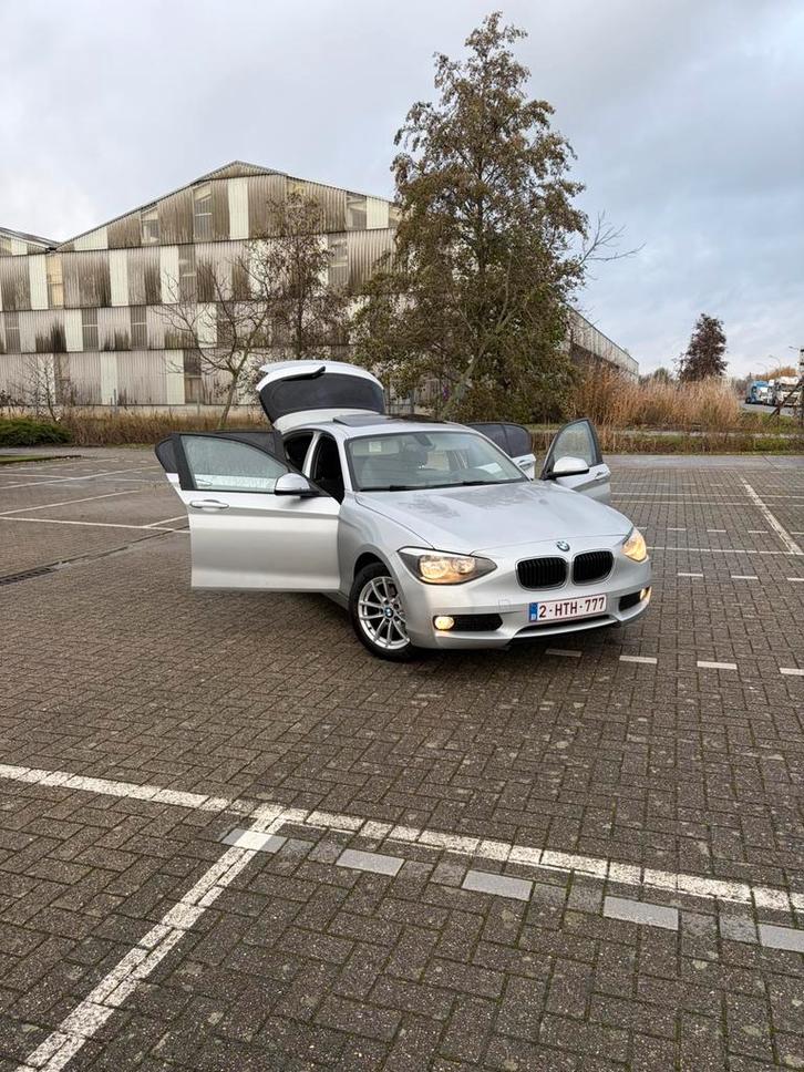 BMW 116i - Automaat- schuifdak, Auto's, BMW, Particulier, 1 Reeks, Apple Carplay, Benzine, Euro 5, 5 deurs, Automaat, Zilver of Grijs