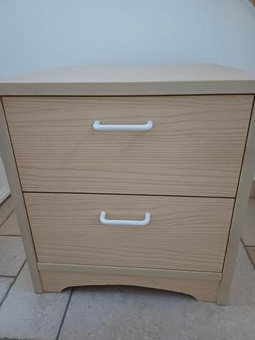 Nachtkastje met 2 laden beschikbaar voor biedingen