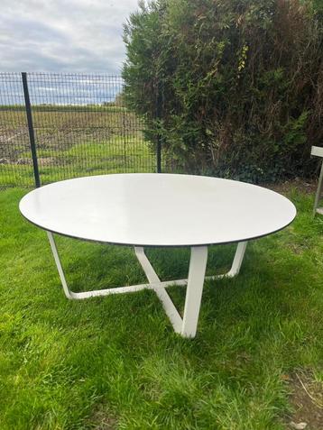 Table de patio ronde blanche (1,80 m) disponible aux enchères