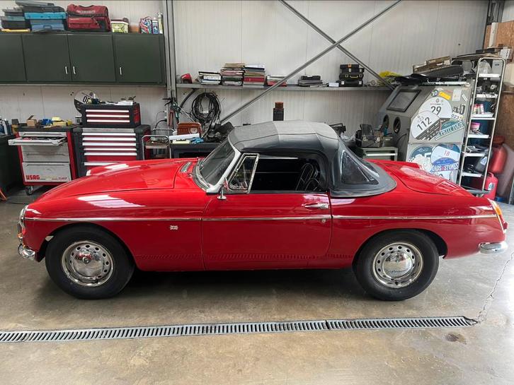 MGb 1963, Auto's, MG, Particulier, B, Benzine, Cabriolet, 2 deurs, Handgeschakeld, Rood, Zwart, Leder, Achterwielaandrijving, Ophalen