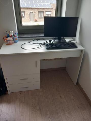 Naaitafel bureau beschikbaar voor biedingen