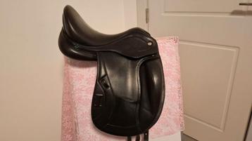 Ikonic Evolution dressuurzadel 17,5" beschikbaar voor biedingen