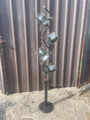 Staande lotuslamp met 4 bloemen beschikbaar voor biedingen