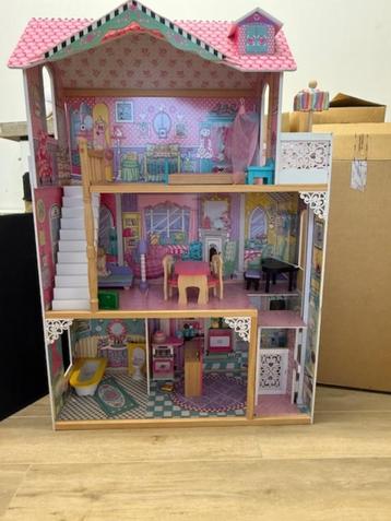 poppenhuis met inboedel beschikbaar voor biedingen