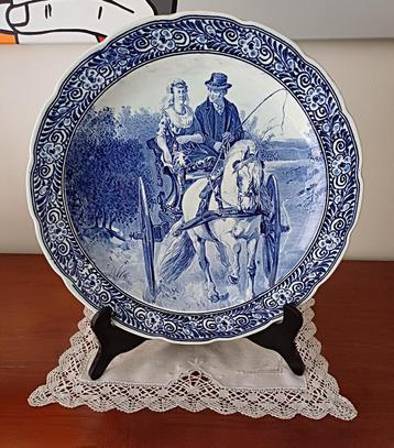 Vintage Delfts blauw bord van Royal Sphinx Maastricht, koets beschikbaar voor biedingen