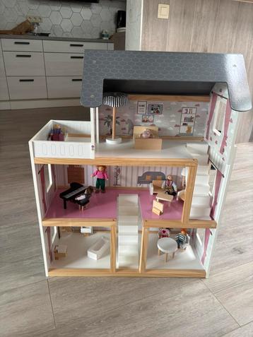 Houten poppenhuis beschikbaar voor biedingen
