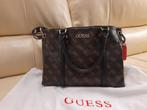 Guess handtas met schouderriem, donkerbruin met designs, Handtassen en Accessoires, Tassen | Schoudertassen, Overige merken, Gebruikt