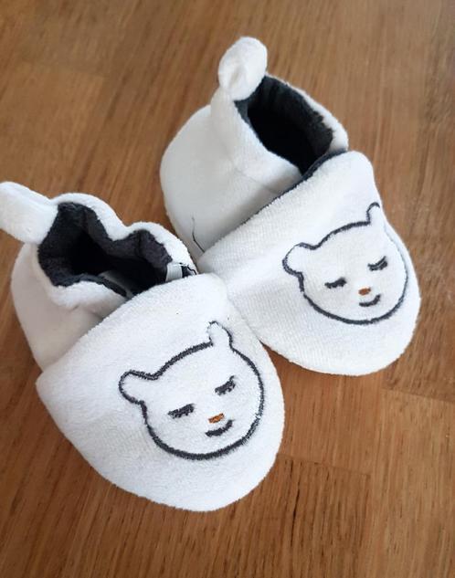 NOUKIE'S - Chaussons en Veloudoux blancs et gris, Kinderen en Baby's, Babykleding | Schoentjes en Sokjes, Gebruikt, Jongetje of Meisje