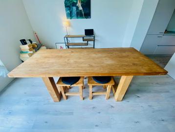 Grote Eettafel In Massief Tropisch Hout beschikbaar voor biedingen