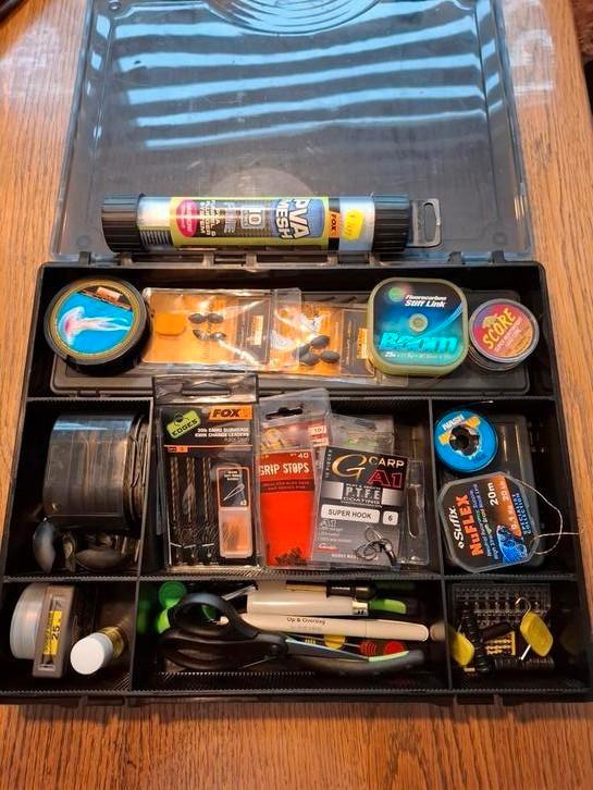 Carpspirit Tacklebox bomvol met klein materiaal Fox Korda, Watersport en Boten, Hengelsport | Karpervissen, Zo goed als nieuw