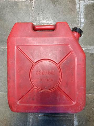 Jerrycan van 20 liter met een paar liter stookolie beschikbaar voor biedingen