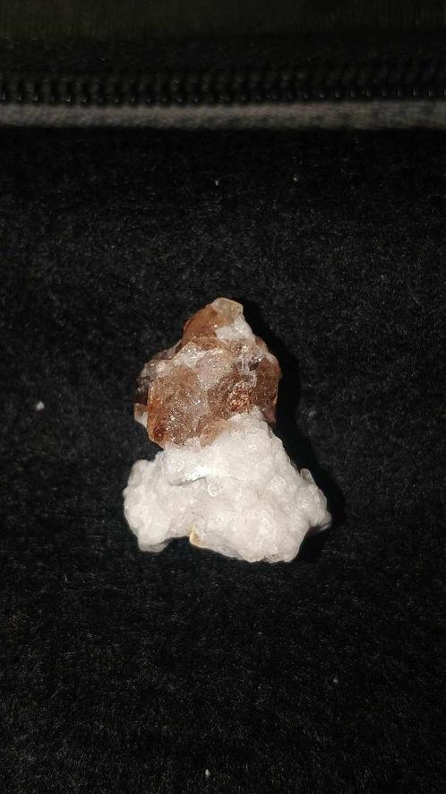 Goudbruin Topaas met Albiet en Muscoviet #2, Verzamelen, Mineralen en Fossielen, Mineraal, Ophalen of Verzenden