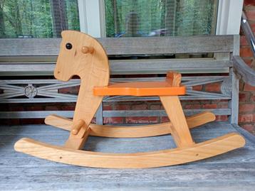 Houten schommelpaard beschikbaar voor biedingen