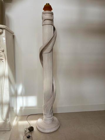 Mooi staande lamp beschikbaar voor biedingen
