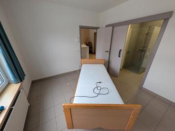 ziekenhuis bed in hoogte verstelbaar