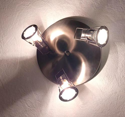 Twee exemplaren van een plafondlamp rond met 3 spots, Huis en Inrichting, Lampen | Plafondlampen, Zo goed als nieuw, Metaal, Ophalen