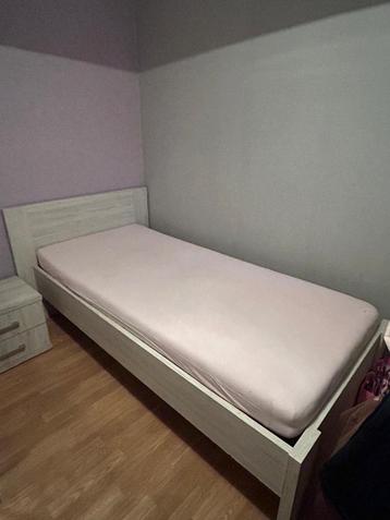 Mebeuls slaapkamer beschikbaar voor biedingen