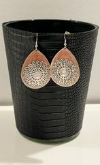 Roze traanvormige oorbellen met zilverkleurig filigraanwerk, Handtassen en Accessoires, Oorbellen, Ophalen of Verzenden, Nieuw