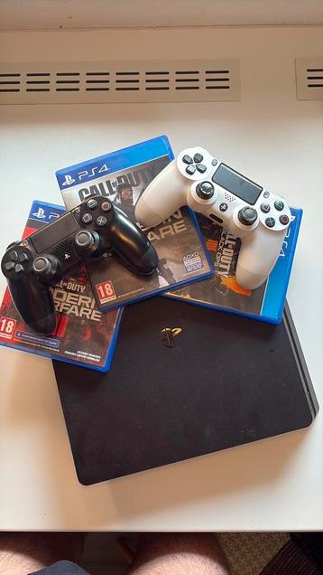 PS4 Slim + 2 Dualshocks + 3 Call Of Duty Discs beschikbaar voor biedingen