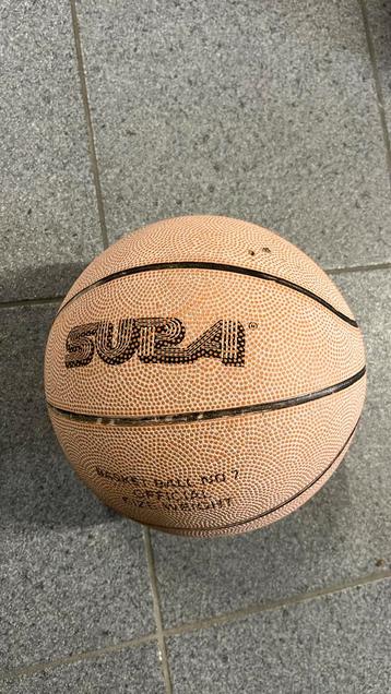 Basketbal beschikbaar voor biedingen