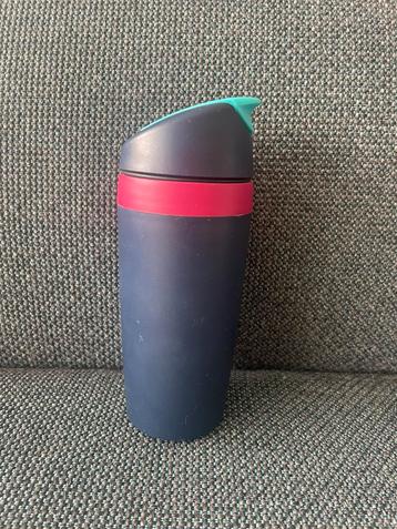 Tupperware thermos beker beschikbaar voor biedingen