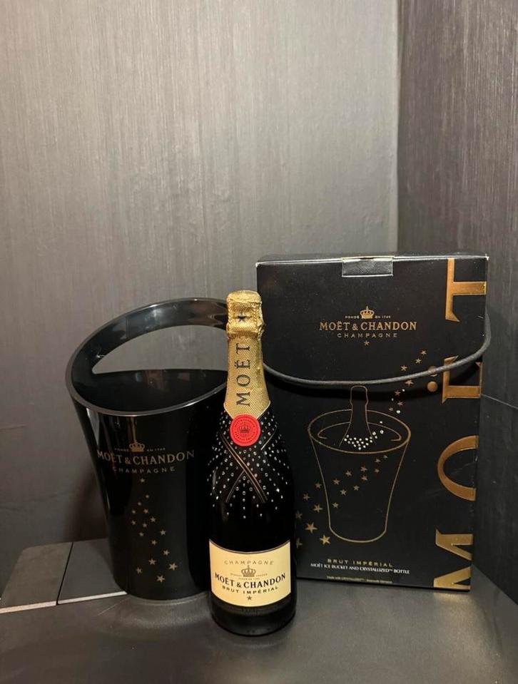 Moët & Chandon Swarovski fles – limited giftset, Verzamelen, Wijnen, Zo goed als nieuw, Champagne, Frankrijk, Vol, Ophalen of Verzenden