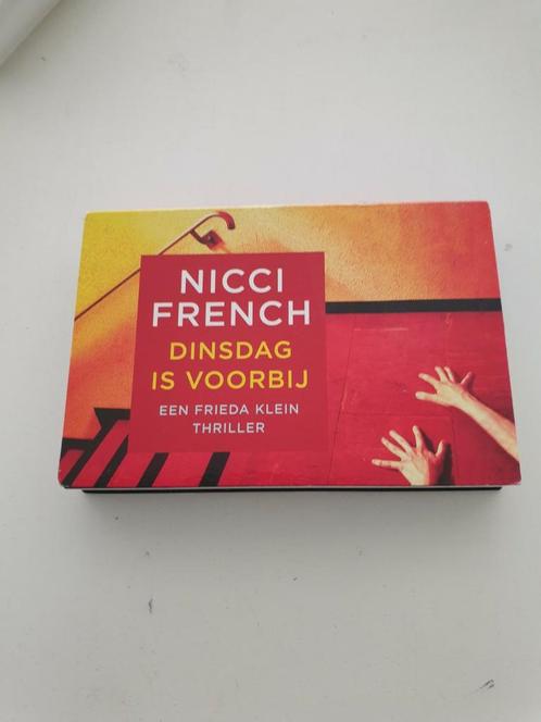 Nicci French - Dinsdag is voorbij.  DWARSLIGGER NR 252, Boeken, Thrillers, Zo goed als nieuw, Ophalen of Verzenden