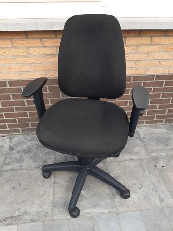 Zwarte bureaustoel met hoge rugleuning en armleuningen