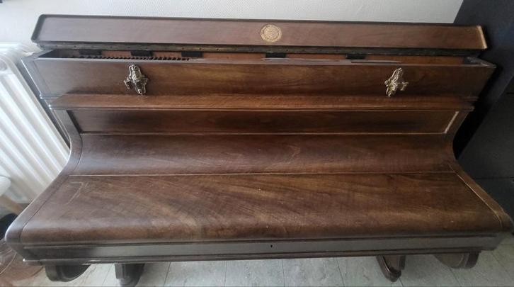 Antieke rechtopstaande piano van Erard — nr. 36560 — Uniek d, Muziek en Instrumenten, Piano's, Zo goed als nieuw, Piano, Bruin