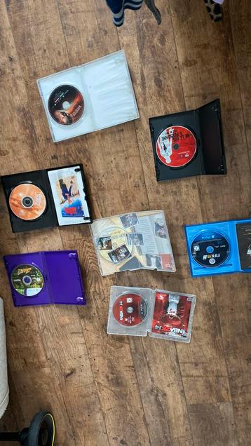 Deux. Jeux PS4, quatre films, un jeu Xbox, 360. beschikbaar voor biedingen