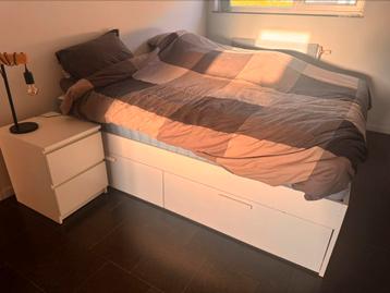 bedframe + nachtkastjes beschikbaar voor biedingen
