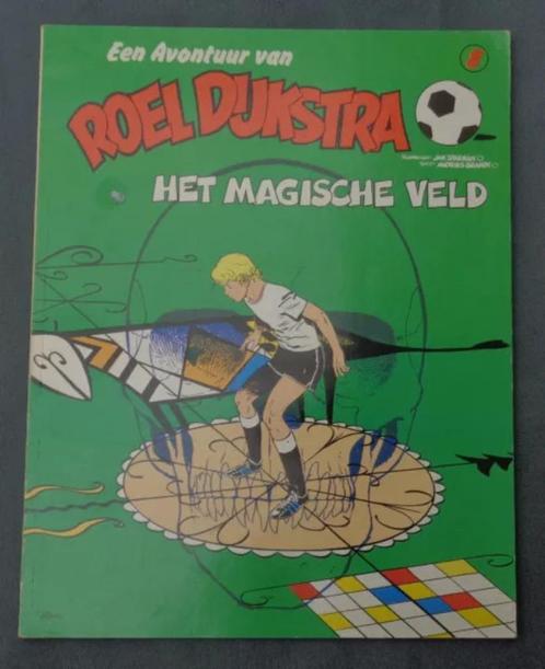 ROEL DIJKSTRA 8 Het magische veld 1985 VOETBAL STRIP stripal, Boeken, Stripverhalen, Zo goed als nieuw, Verzenden