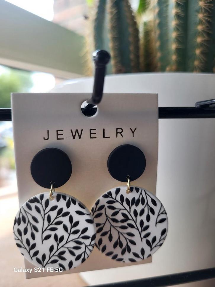 Ronde oorbellen zwart/wit, Handtassen en Accessoires, Oorbellen, Nieuw, Wit, Ophalen of Verzenden