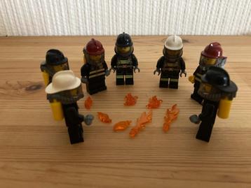 Zeven Lego brandweer mannen (en vrouw)