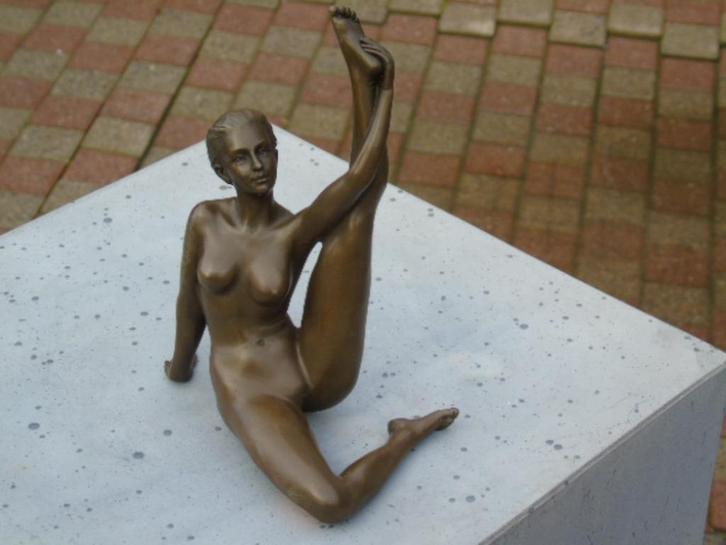 Standbeeld van een naakte vrouw in de sportschool in gesigne, Antiek en Kunst, Antiek | Brons en Koper, Brons, Ophalen