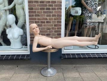 Liggende New John Nissen Mannequins etalagepop paspop kind beschikbaar voor biedingen