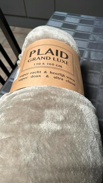 Fleece plaid 130 x 160 cm beige beschikbaar voor biedingen